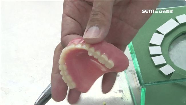 男假牙斷裂卡喉嚨　警馳援開車送醫