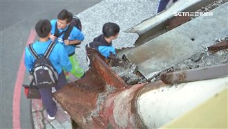 思源橋補強簡陋　學生：擔心漏電