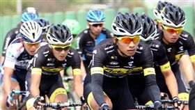 ▲陳建良（前）帶領前勁隊在主集團拚搏。（圖／中華民國自由車協會提供）