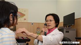 鄭涵之提醒，如果發現小朋友眼球不自然擺動、行動上有不敢爬等情況，恐是白內障徵兆，應盡速就醫檢查。（圖／台北慈濟醫院提供）
