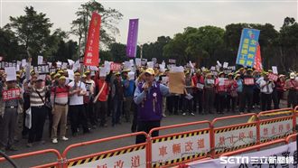 抗議年金改革　警消聚忠烈祠保退休金