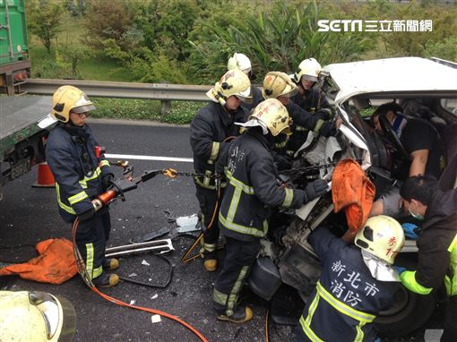 中山高南下3車追撞，警消現場救援。