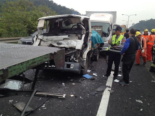 中山高南下3車追撞，警消現場救援。