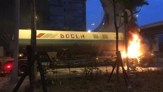 高雄液化槽車輪胎爆炸　消防搶救降溫