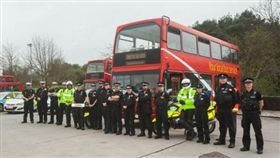 取締開車滑手機，英國警察搭巴士／Devonlive.com