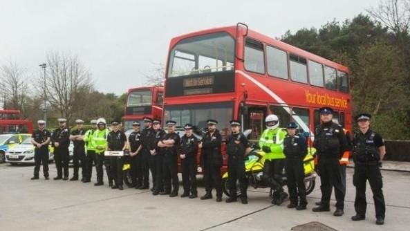 取締開車滑手機　英國警察出奇招