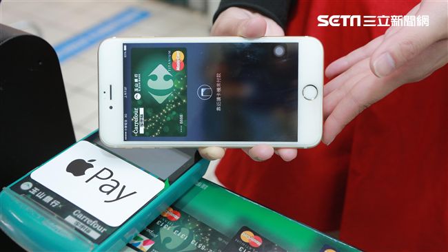 嗶蘋果行動支付　家樂福再送星巴克