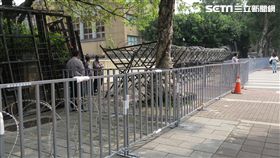 行政院門口戒備森嚴。（記者盧素梅攝）