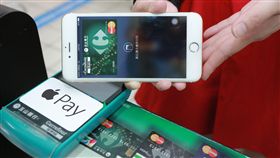 大賣場支援Apple Pay　家樂福再送星巴克