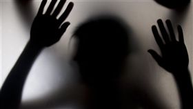 黑戶爸爸不願當幽靈人口，勇敢面對。（圖／shutterstock／達志影像）