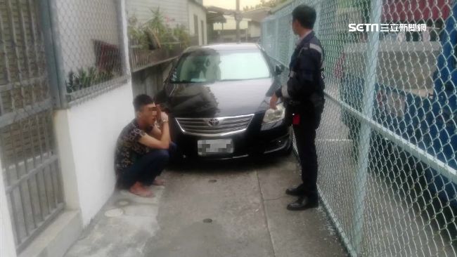 轎車闖窄巷卡住　警：怎麼來怎麼出去