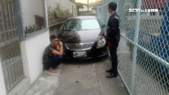 轎車闖窄巷卡住　警：怎麼來怎麼出去