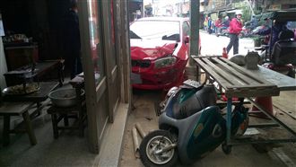 劉政鴻妹駕車失控　撞路人輕傷送醫