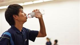 喝水／flickr／https://flic.kr/p/aiRgER