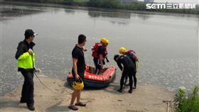 新北市消防局在光復橋下打撈起一具女性浮屍，身穿紅色上衣及深色長褲，身分仍待警方調查釐清（翻攝畫面）