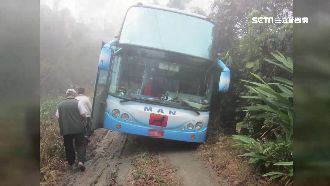 誤信導航　遊覽車險翻落山坡