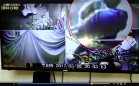 小偷偷走喪家門口罐頭塔。（圖／翻攝自爆料公社）