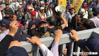 爆流血衝突　2人突破封鎖翻進立法院