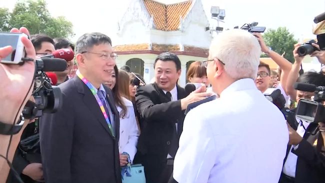 柯P訪泰國寺廟　陸客狂喊：早日統一