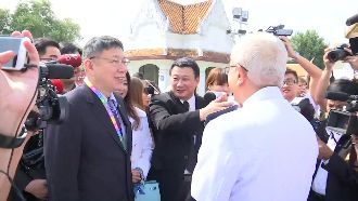 柯P訪泰國寺廟　陸客狂喊：早日統一