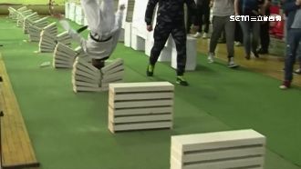 金氏紀錄鐵頭功　少年35秒破百塊磚