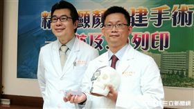 醫師廖漢聰（右）說，電腦導航手術可以幫助顱顏面重建的患者，更精準找到重建位置，並降低傷及重要器官的風險。（圖／記者楊晴雯攝）