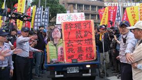 軍公教抗議年金改革人士29日傍晚二度包圍行政院。（記者盧素梅攝）