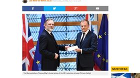 英國駐歐洲聯盟大使巴羅親自將宣布英國退出歐洲聯盟的歷史性信函，遞交給歐洲理事會主席圖斯克（Donald Tusk）／翻攝自英國都市報metro