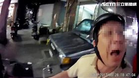 余男未依兩段式左轉遭警員攔下開單，竟突然情緒失控暴走，朝警員怒罵三字經，遭支援警力當場壓制逮捕（翻攝畫面）