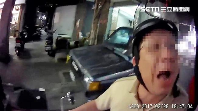 騎士不服取締　三字經問候遭4警壓制
