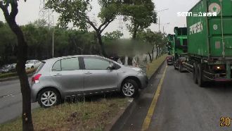 小客車未保持距離　直接被拖板車撞飛