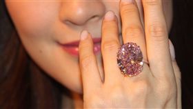 蘇富比4月4日將在香港拍賣一顆59.6克拉的粉紅鑽石，估價6000萬美元，預料將會打破粉紅鑽石的世界拍賣紀錄。中央社記者張謙香港攝  106年3月29日