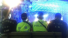 五月天開唱平安落幕　背後功臣是他們
搖滾天團五月天29日晚間免費在大安森林公園開唱，吸引超過3萬名樂迷湧入，但確保演唱會順利、平安進行的，除工作人員外，還有默默坐在舞台後，雙眼時不時緊盯場內狀況的警察們。
中央社記者游凱翔攝　106年3月29日