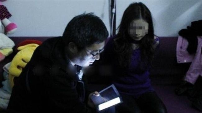 人妻全裸直播　老公還「配合演出」
