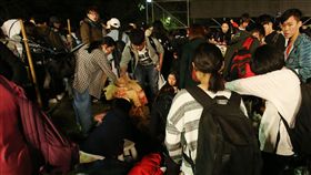 五月天開唱　粉絲散場收垃圾（1）
樂團五月天成軍20週年紀念日，29日晚間重返台北市大
安森林公園免費開唱，演唱結束後，粉絲收拾場地垃圾
。
中央社記者張新偉攝　106年3月29日