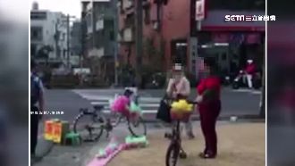 女當街捏打老婆婆　又闖店家亂翻東西