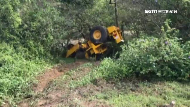 壓路機翻車！工人遭壓車底骨折送醫
