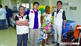 71歲的巴國老奶奶在國泰醫院醫療團隊的義診下，終於如願完成盼了16年的人工膝關節置換。（圖／國泰醫院提供）