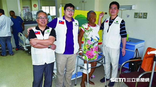 71歲巴國嬤膝蓋毀　台醫出手能站了