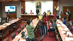 輔大學生闖入教育委員會　圖／翻攝自立法院直播