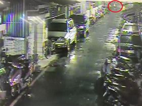 朱嫌離開公寓遭路口監視器拍下。