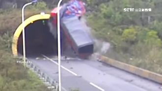 卡車失控撞隧道　橘子「噴發」上天