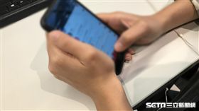 滑手機、看手機示意圖