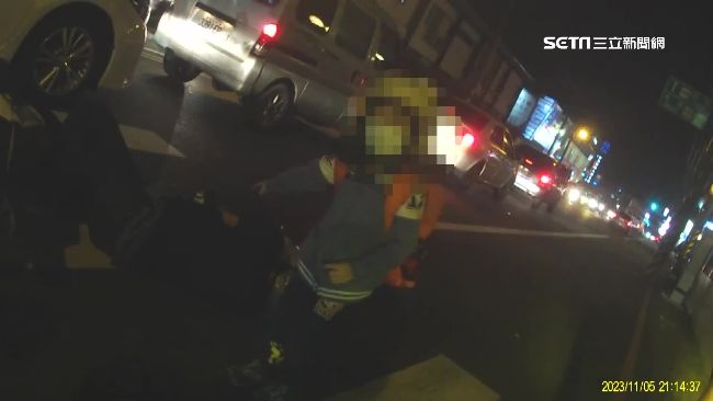 父遭機車重壓　童急喊：救救我爸爸！