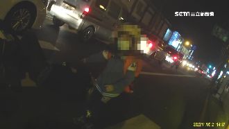 父遭機車重壓　童急喊：救救我爸爸！