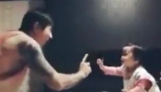 睡前一定要陪妳跳舞！父女互動超可愛