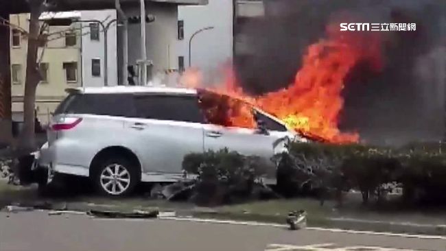 夫妻開車自撞火燒車　熱血哥破窗救人