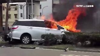 夫妻開車自撞火燒車　熱血哥破窗救人