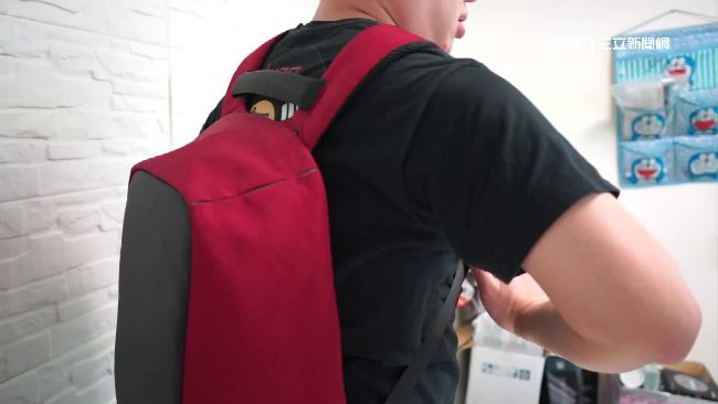 她背這款防盜包　網笑翻：扒手秒投降