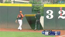 劉芙豪撞上護墊結果護墊掉下來（圖／翻攝自CPBLTV）